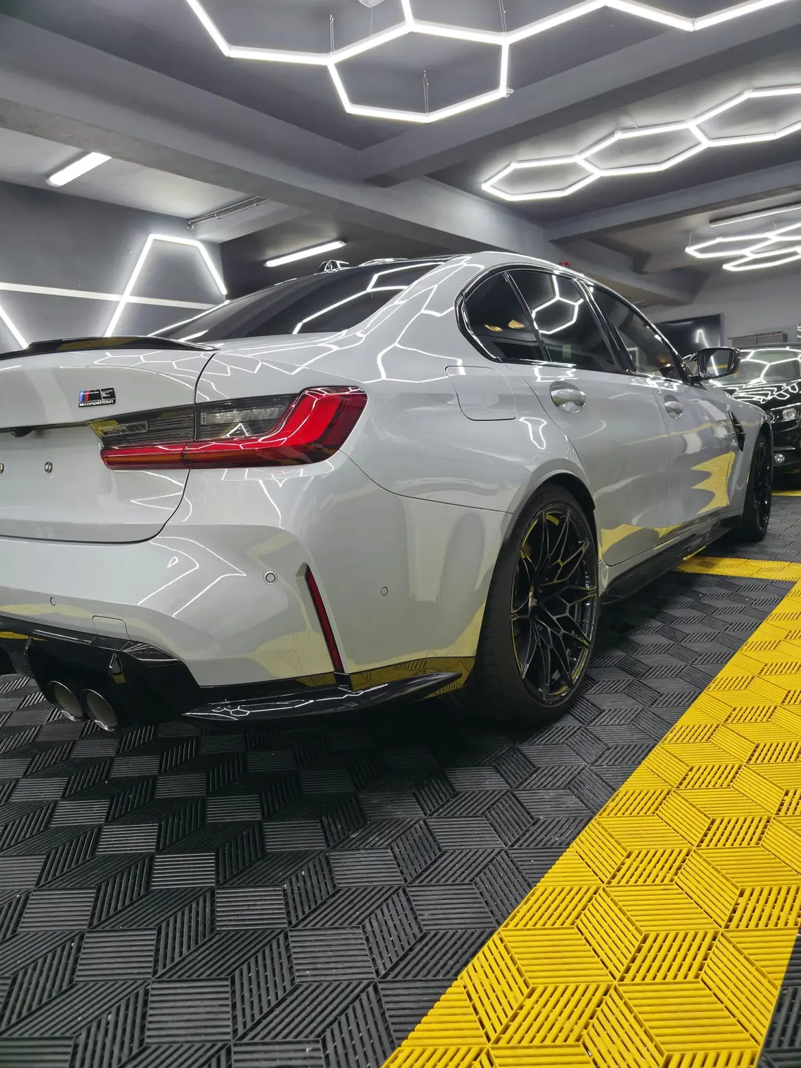 Lateral BMW pregătit în atelier, cu reflexii curate