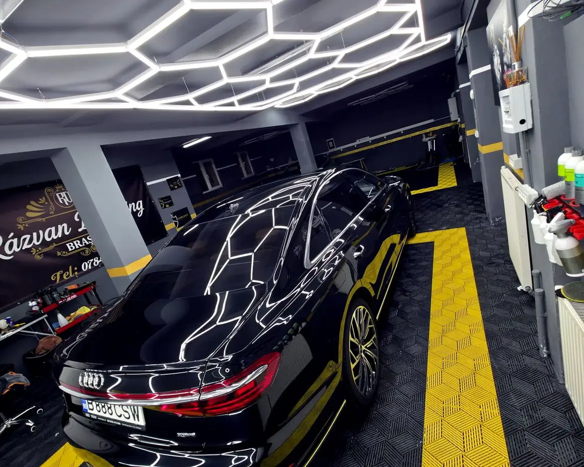 Spatele unei mașini pregătit în atelierul din Brașov