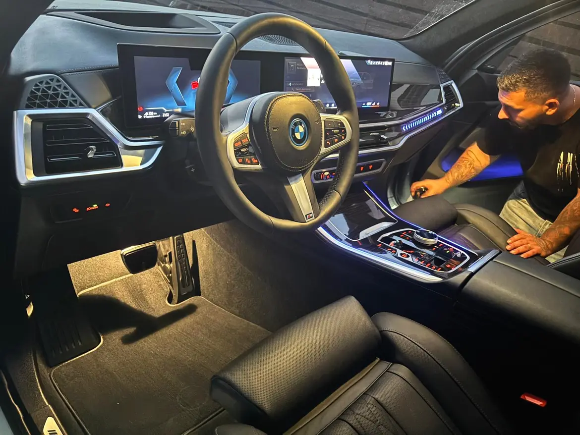Interior BMW i7 curățat în detaliu în atelier