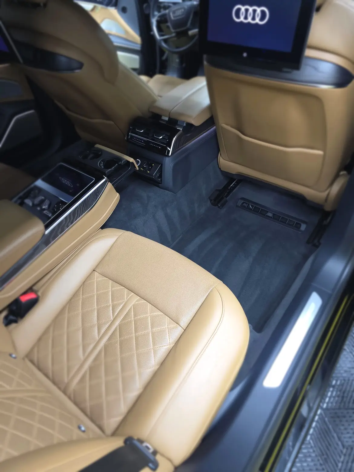 Piele curățată și îngrijită în atelierul Răzvan Detailing din Brașov