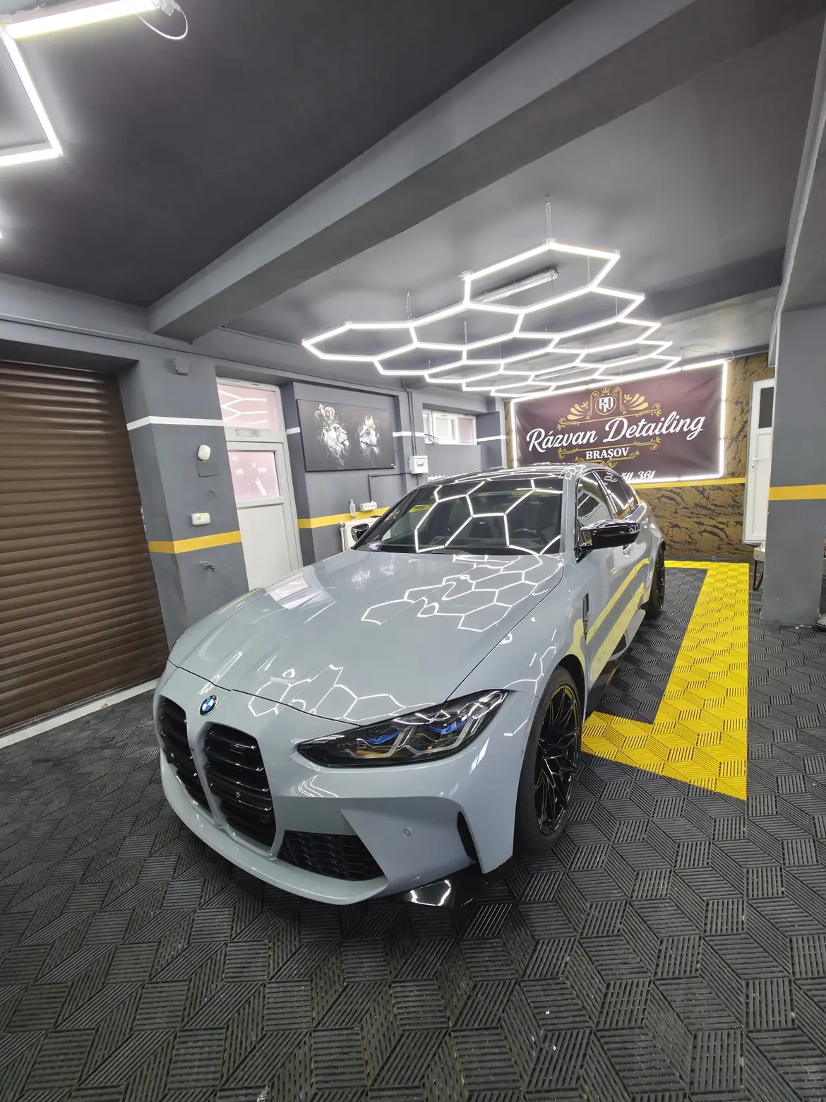BMW M3 în atelierul Răzvan Detailing din Brașov, sub iluminarea hexagonală